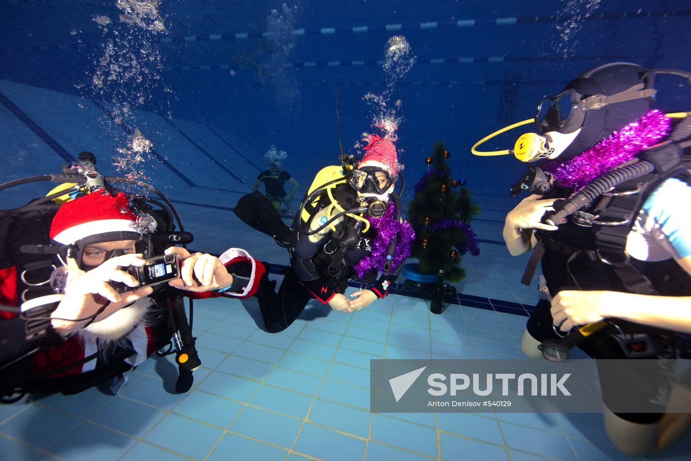 Western Bridge club see New Year in underwater