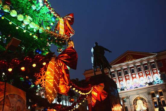 Views of pre-New Year's Moscow