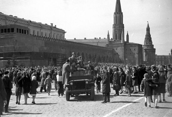 Arrival of newsreel cameramen to Red Square
