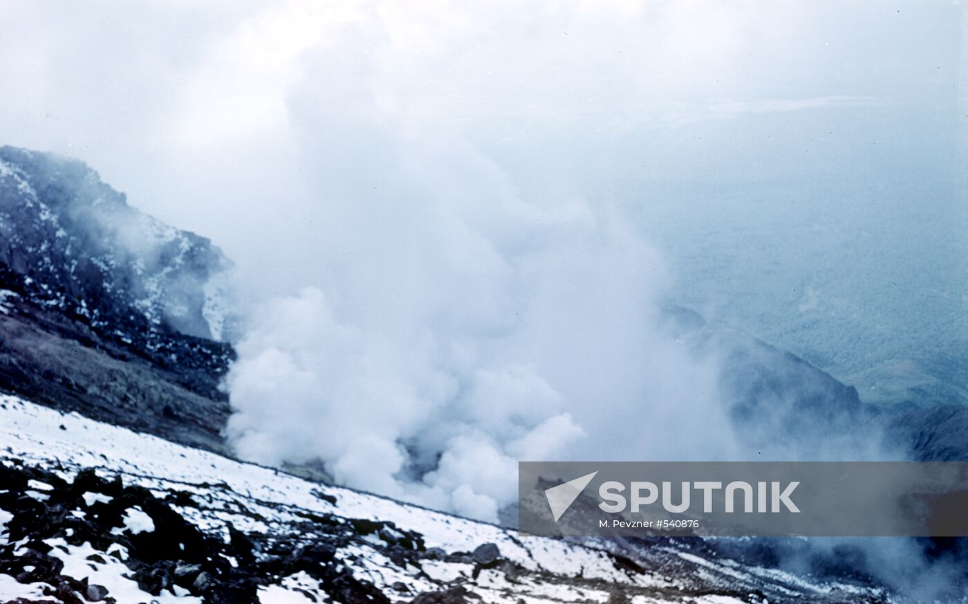 Steam jets on Kizimen volcano