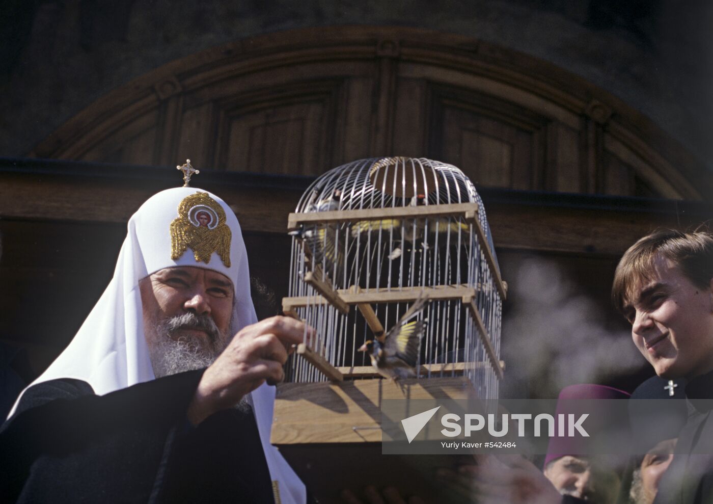 Alexy II releases bird