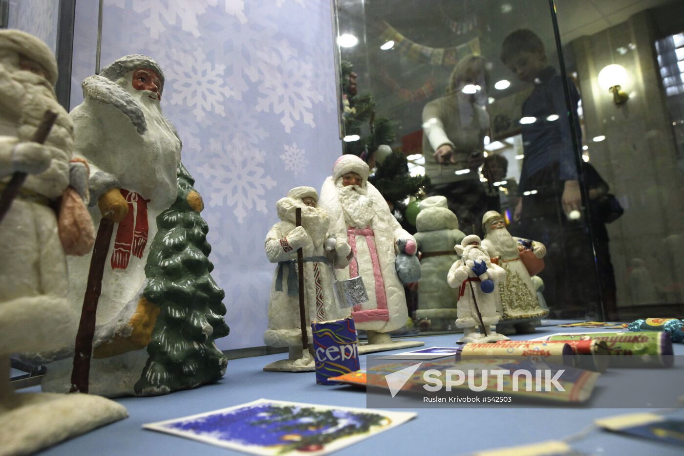 Exhibition of Christmas tree decorations of WWII period