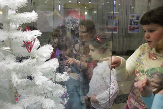 Exhibition of Christmas tree decorations of WWII period