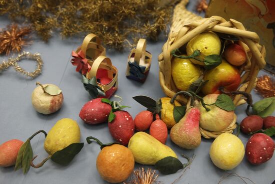 Christmas tree decorations of WWII period