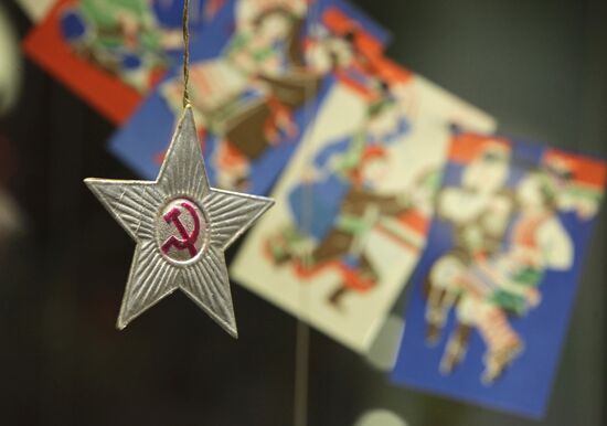Christmas tree decorations of WWII period
