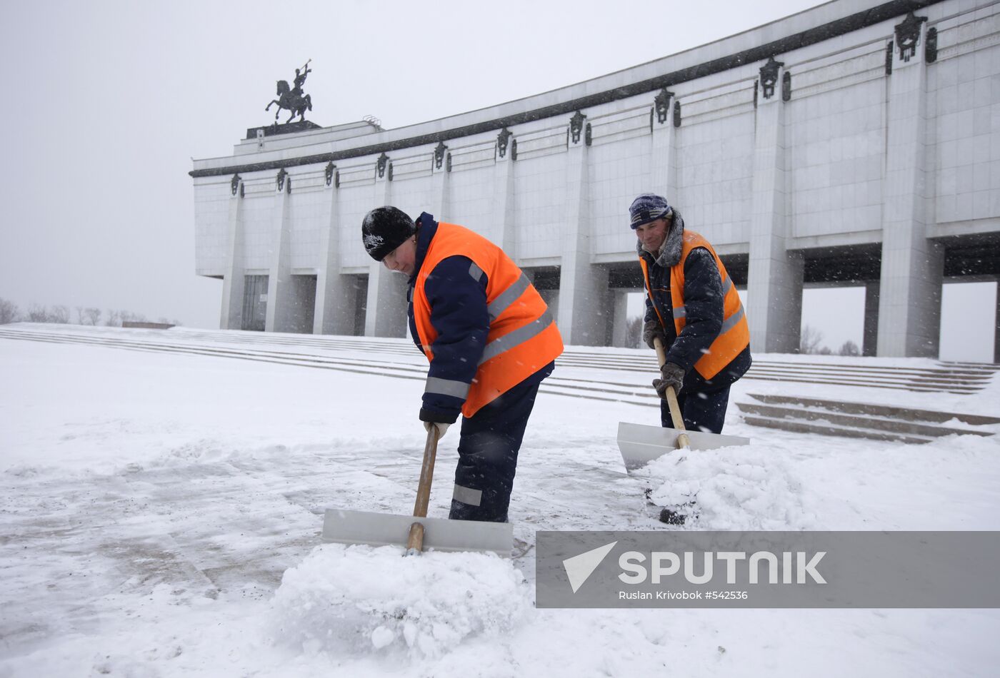 Snow-removal at WWII memorial on Poklonnaya Hill