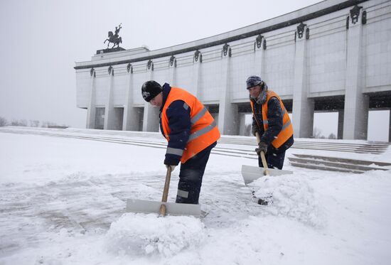 Snow-removal at WWII memorial on Poklonnaya Hill