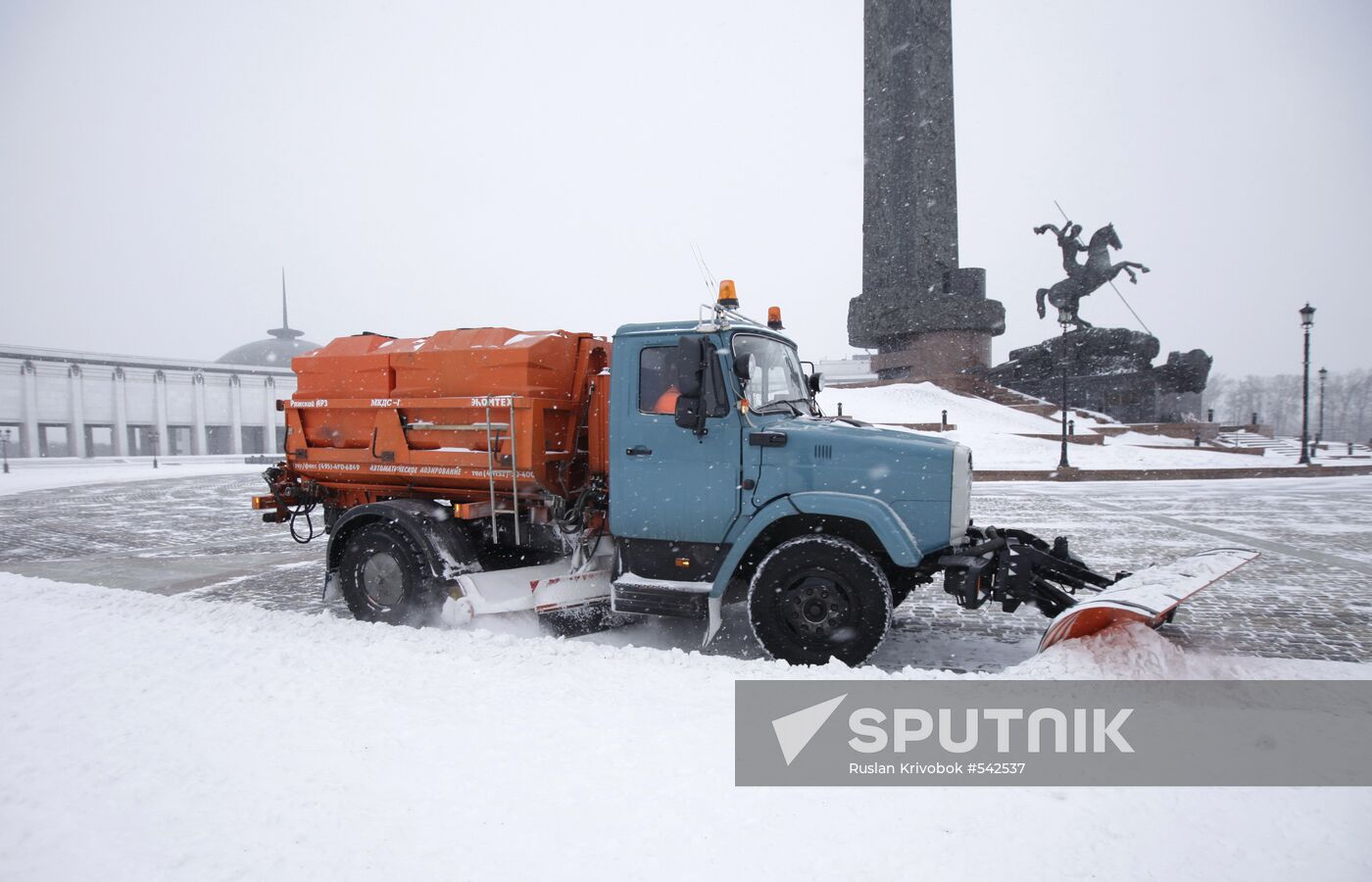 Snow-removal at WWII memorial on Poklonnaya Hill