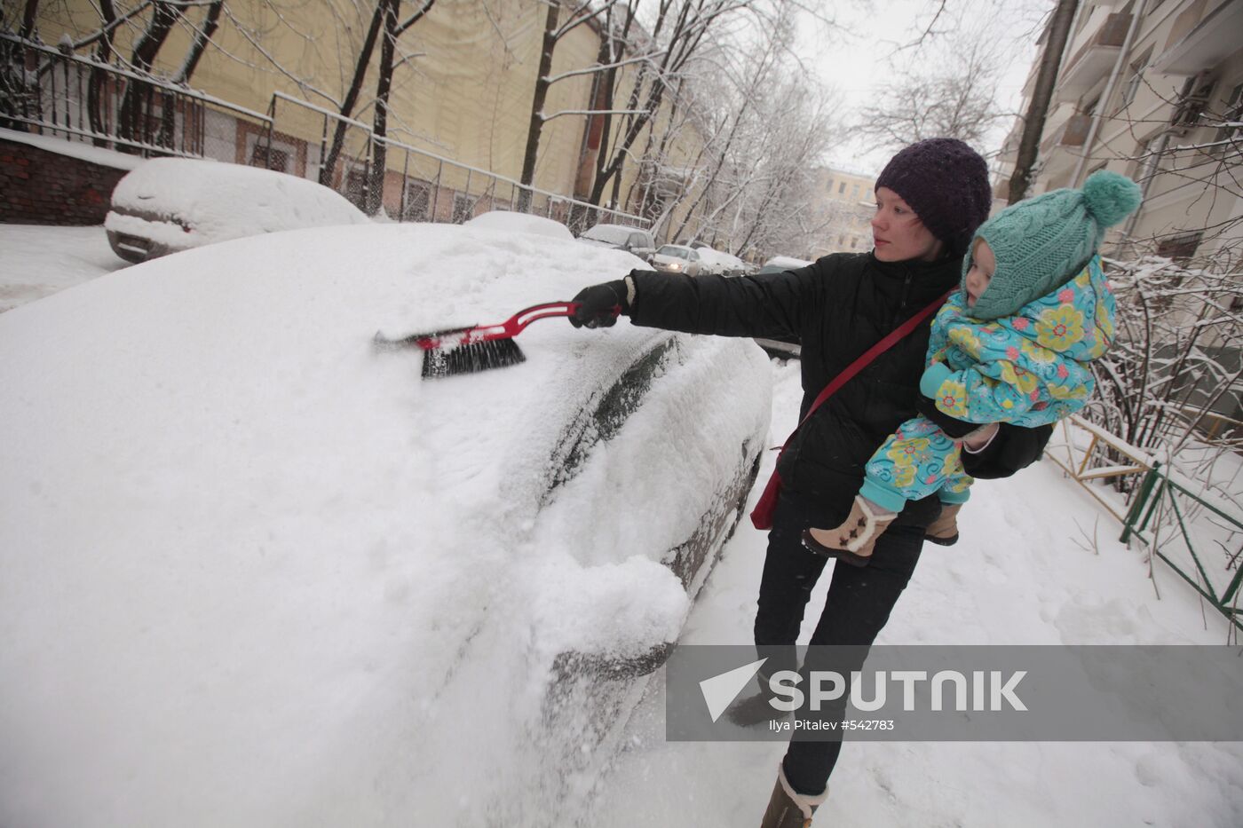 Clearing a car of snow