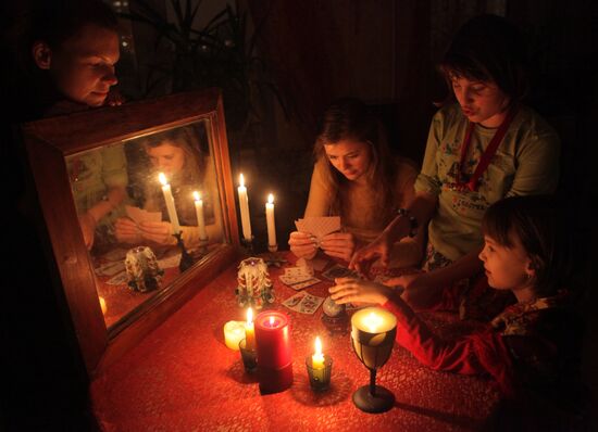 Fortune telling on Holy Evenings after Christmas
