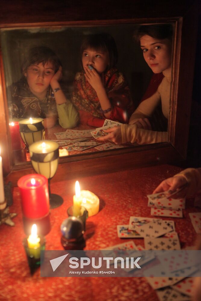 Fortune telling on Holy Evenings after Christmas