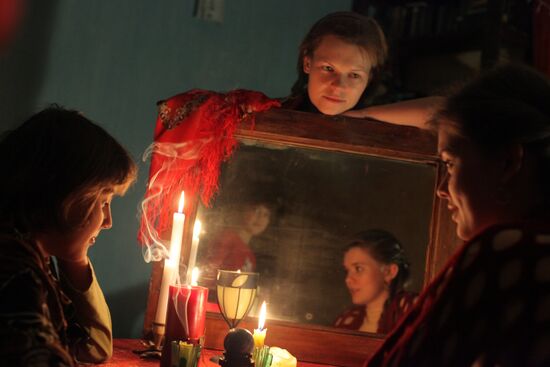 Fortune telling on Holy Evenings after Christmas