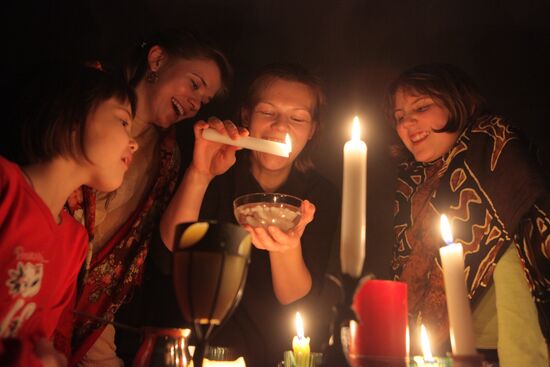 Fortune telling on Holy Evenings after Christmas