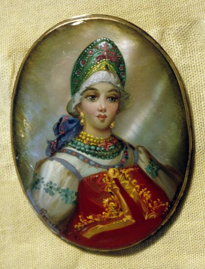 Fedoskino lacquer miniature