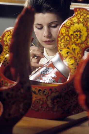 Khokhloma wooden vessels
