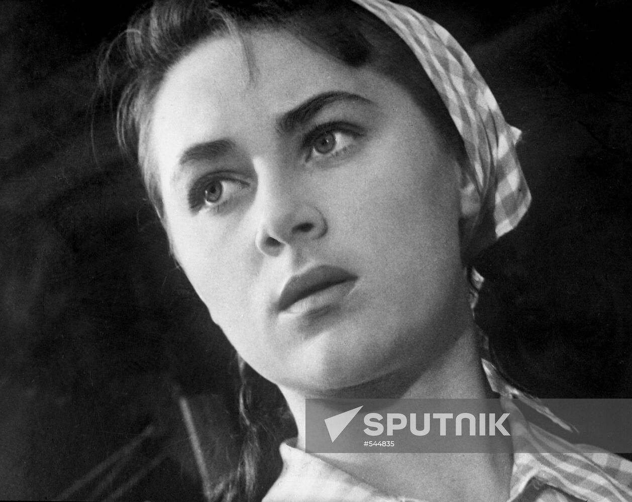 Film frame reproduction from film "Za Gorodskoi Chertoi"