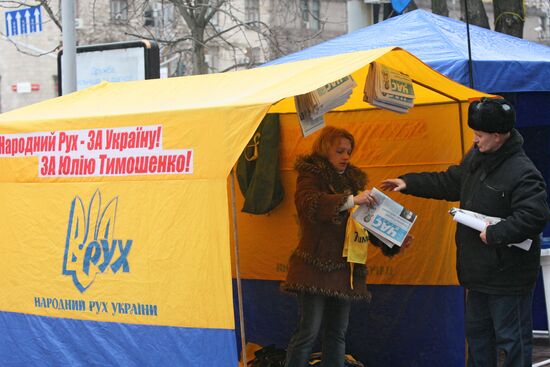 Election campaigning in Kiev