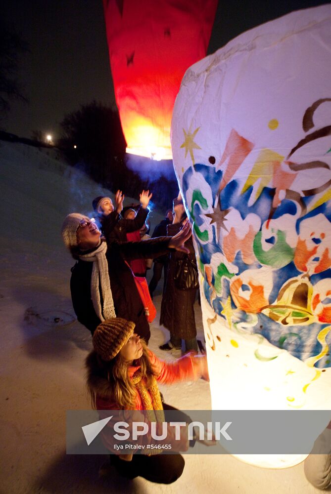 Launching paper lanterns on Vorobyovy Hills