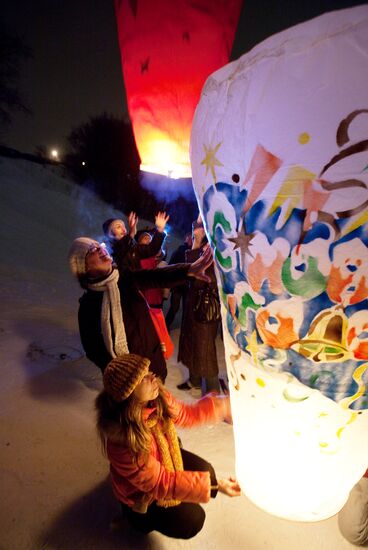 Launching paper lanterns on Vorobyovy Hills