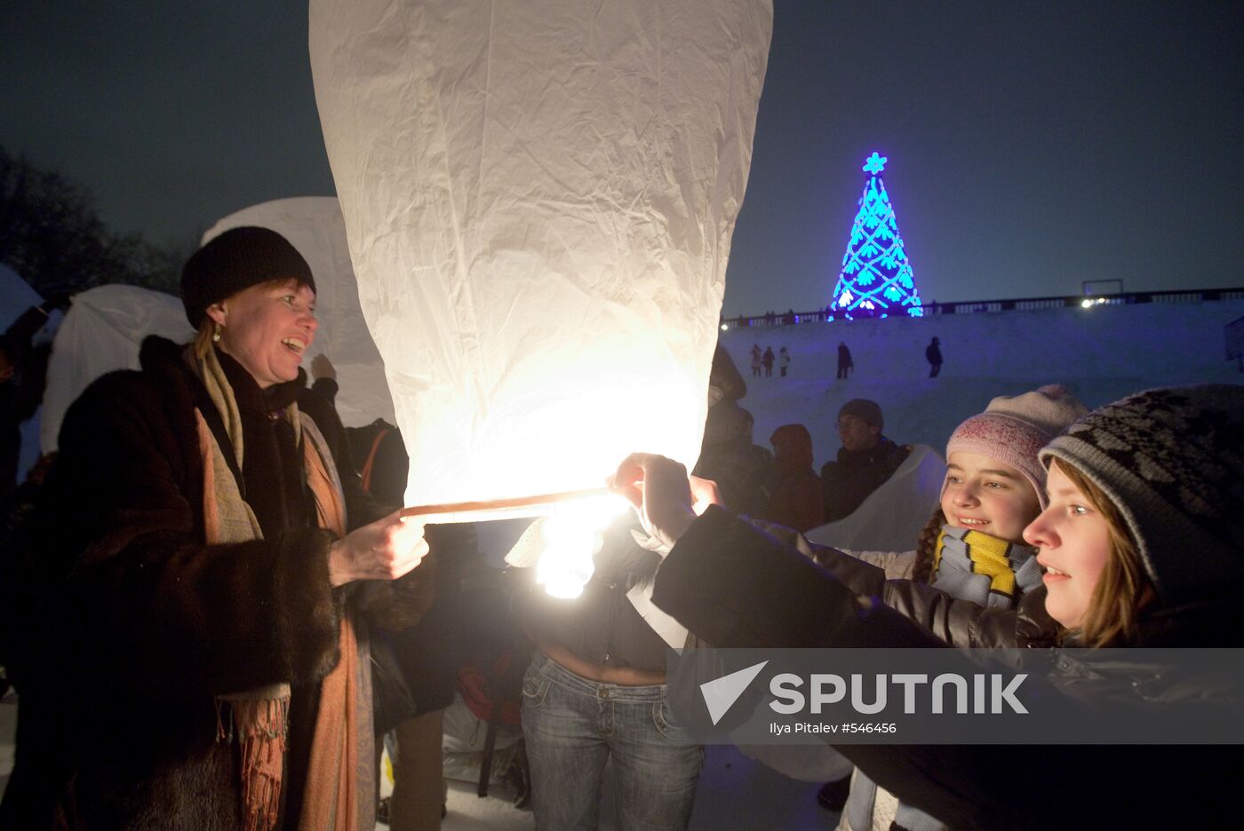 Launching paper lanterns on Vorobyovy Hills