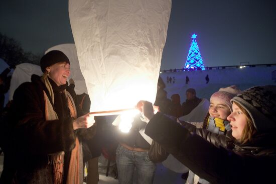 Launching paper lanterns on Vorobyovy Hills
