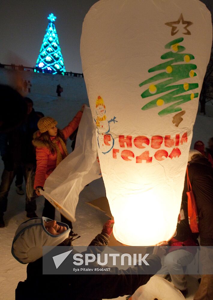 Launching paper lanterns on Vorobyovy Hills