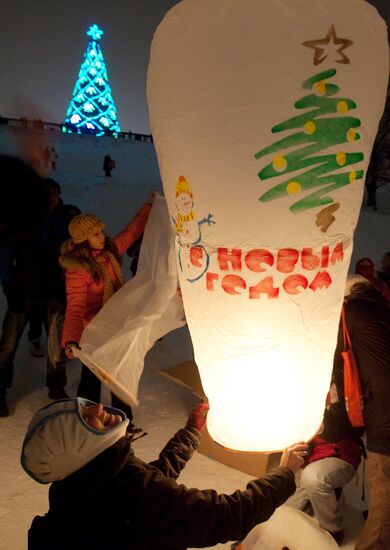 Launching paper lanterns on Vorobyovy Hills