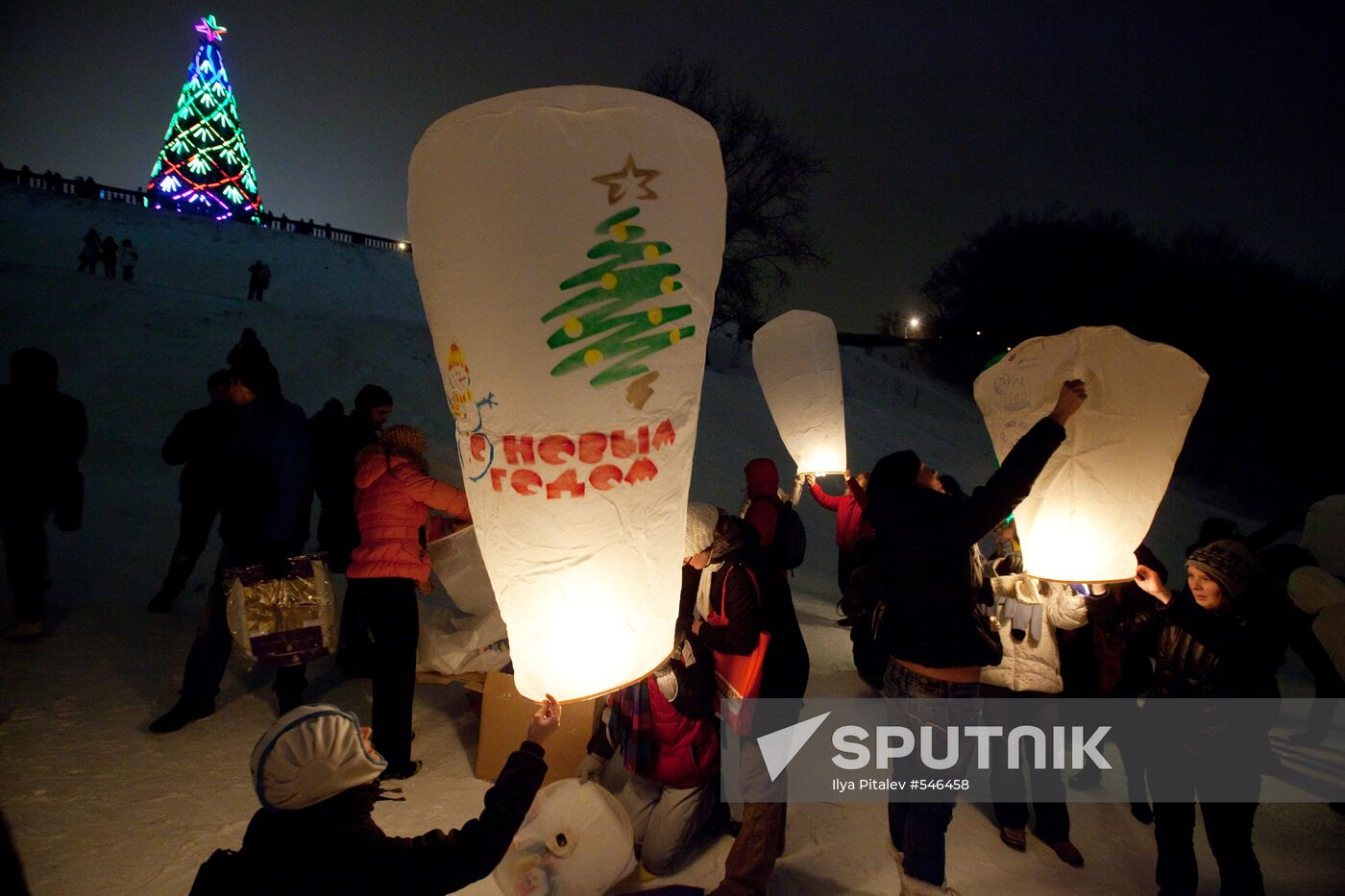 Launching paper lanterns on Vorobyovy Hills