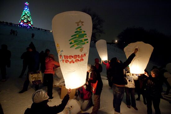 Launching paper lanterns on Vorobyovy Hills