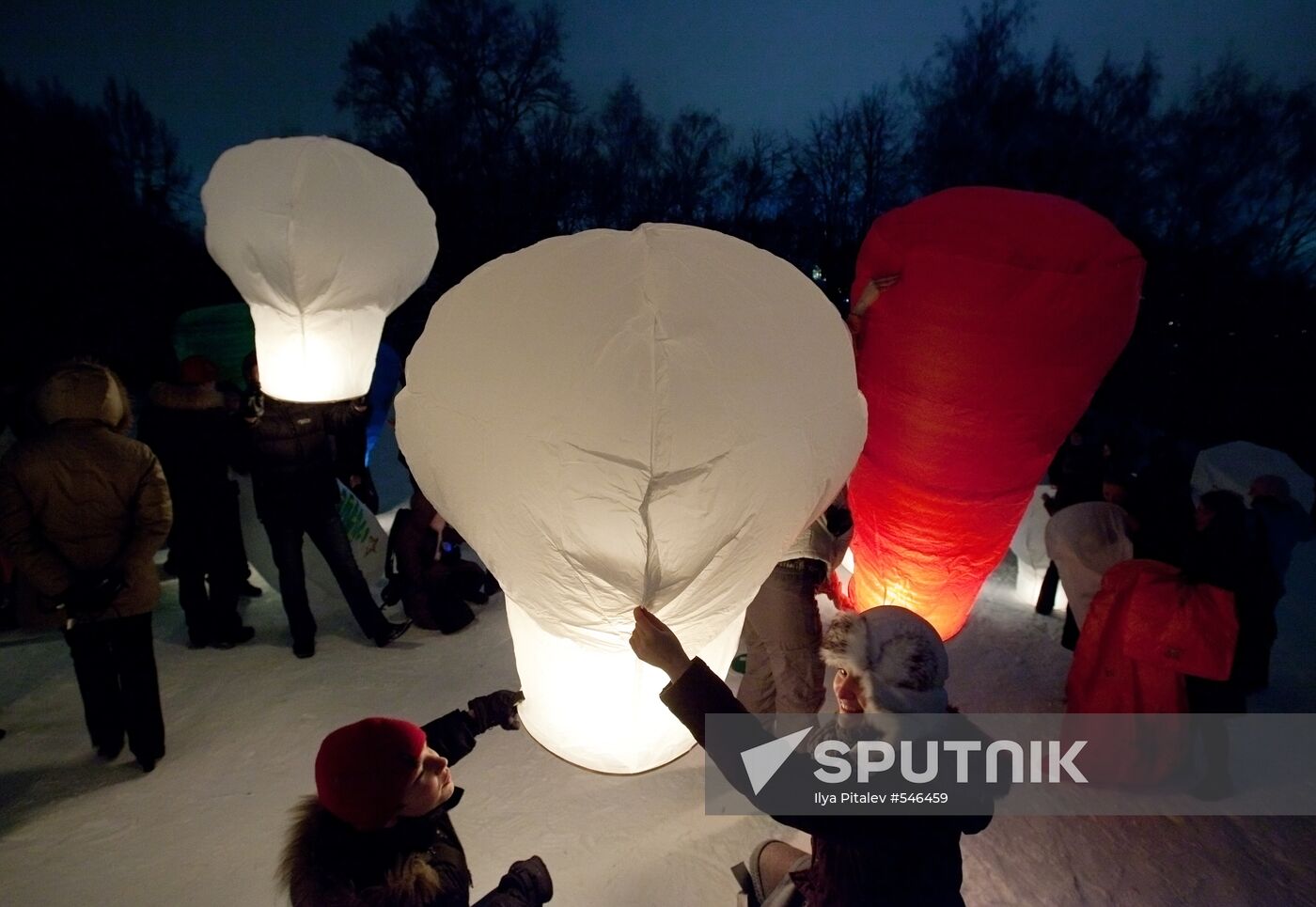 Launching paper lanterns on Vorobyovy Hills