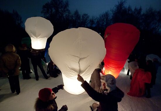 Launching paper lanterns on Vorobyovy Hills