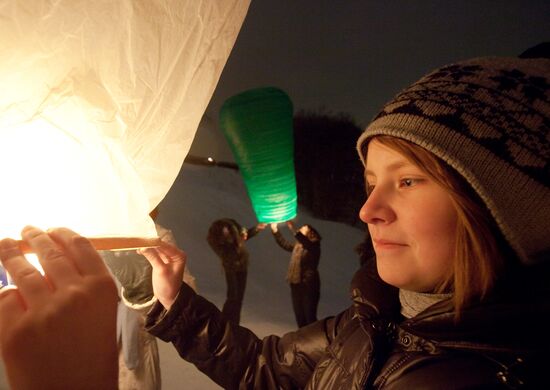 Launching paper lanterns on Vorobyovy Hills