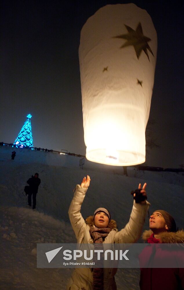 Launching paper lanterns on Vorobyovy Hills