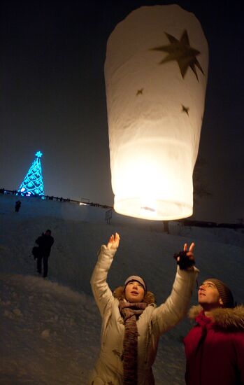 Launching paper lanterns on Vorobyovy Hills
