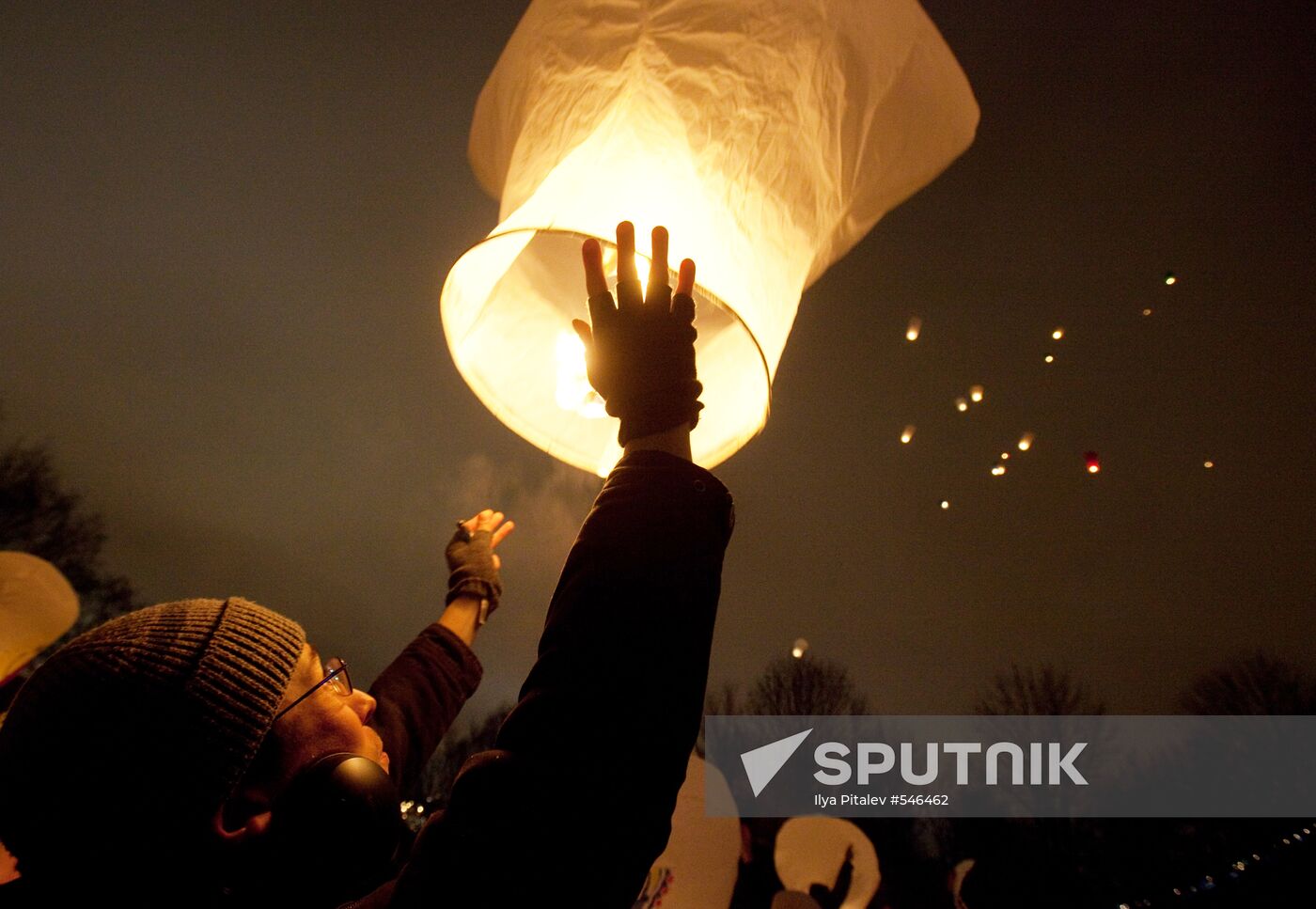 Launching paper lanterns on Vorobyovy Hills