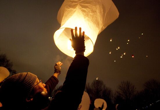 Launching paper lanterns on Vorobyovy Hills