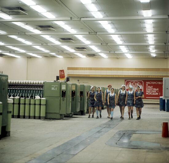 Spinning shed workers at "Avtomat" factory