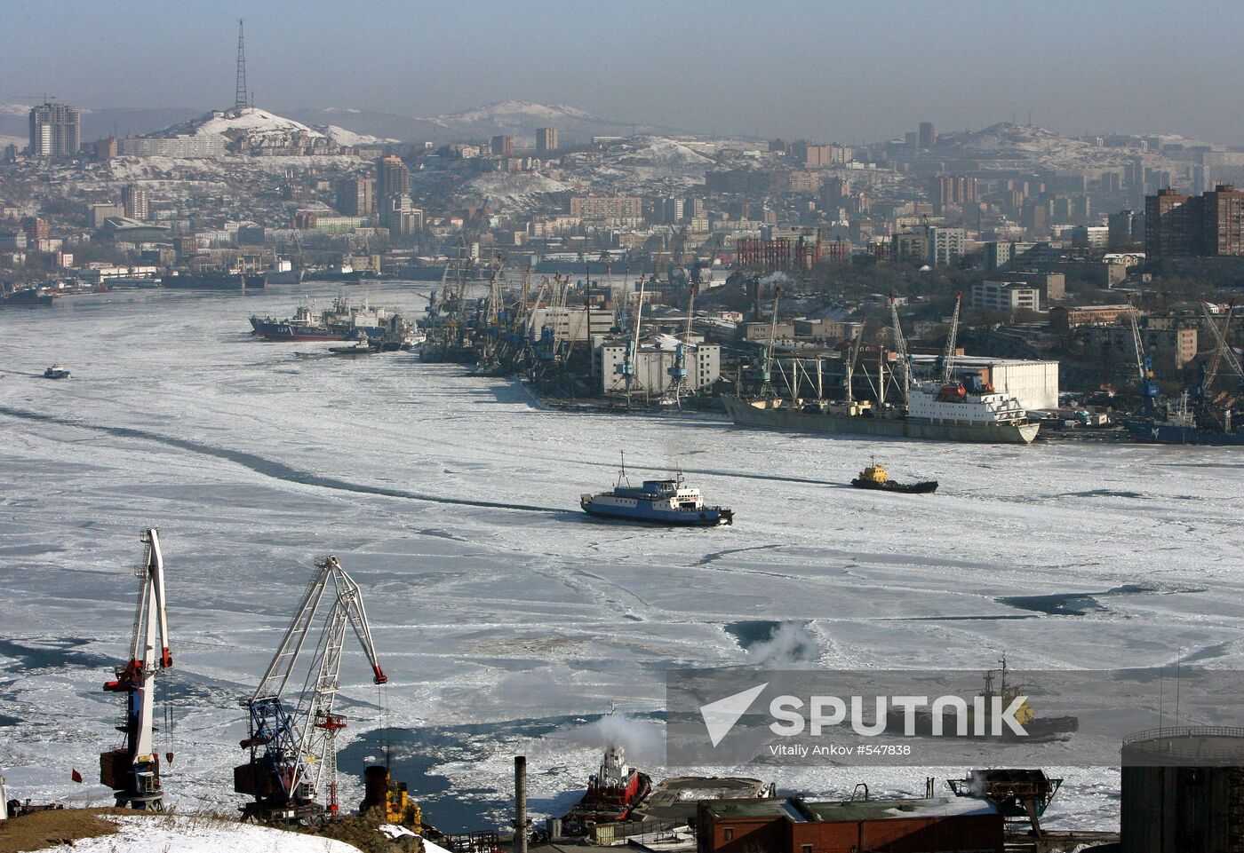 Vladivostok Zolotoy Rog Bay freezes