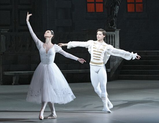 Svetlana Medvedeva attends gala performance at Bolshoi Theater