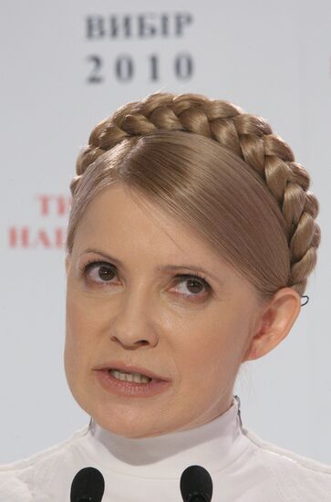 Yulia Tymoshenko speaking at a press center