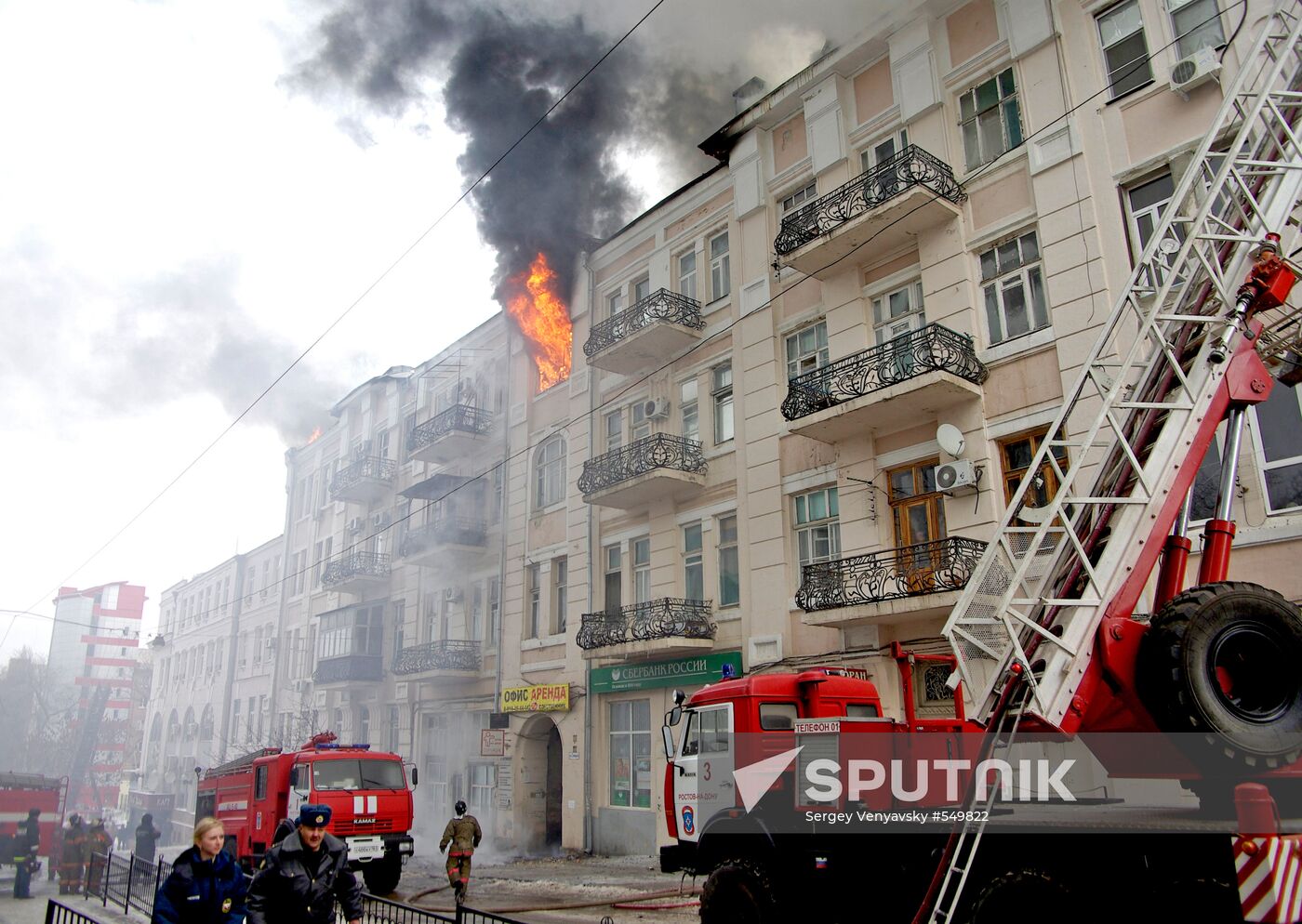 Fire sweeps four-story apartment house in downtown Rostov-on-Don