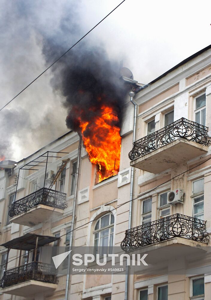 Fire sweeps apartment house in downtown Rostov-on-Don