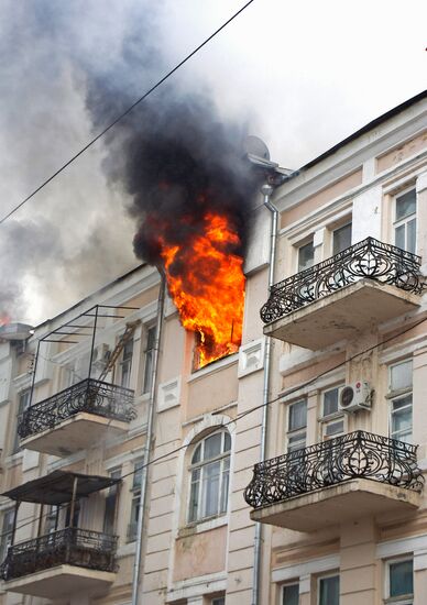 Fire sweeps apartment house in downtown Rostov-on-Don