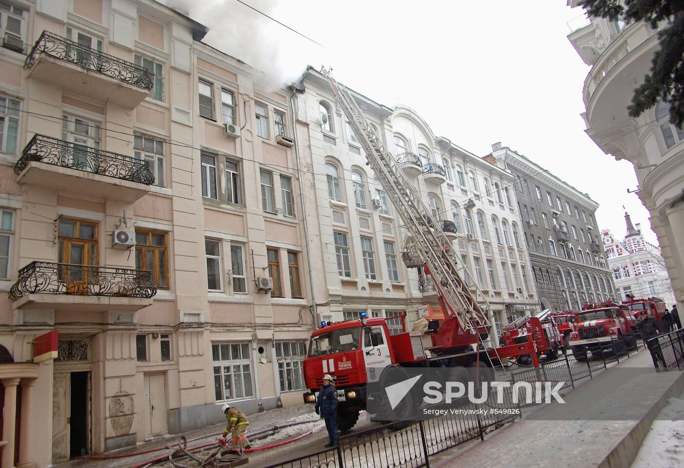 Fire sweeps four-story apartment house in downtown Rostov-on-Don