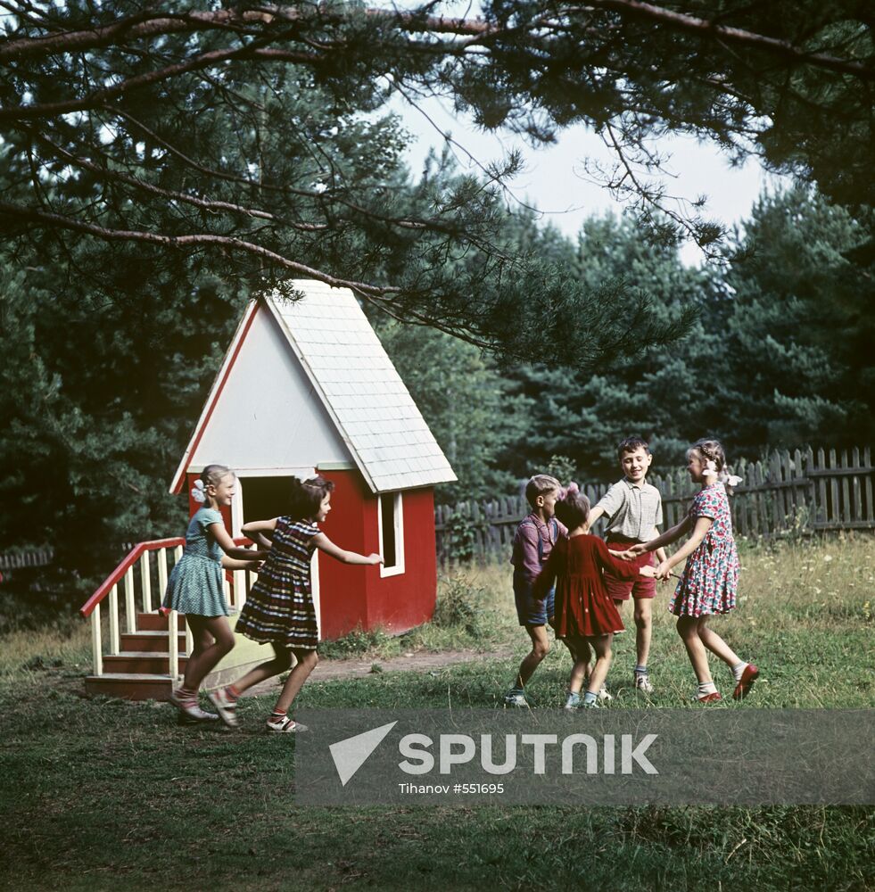 Children's countryside summerhouse