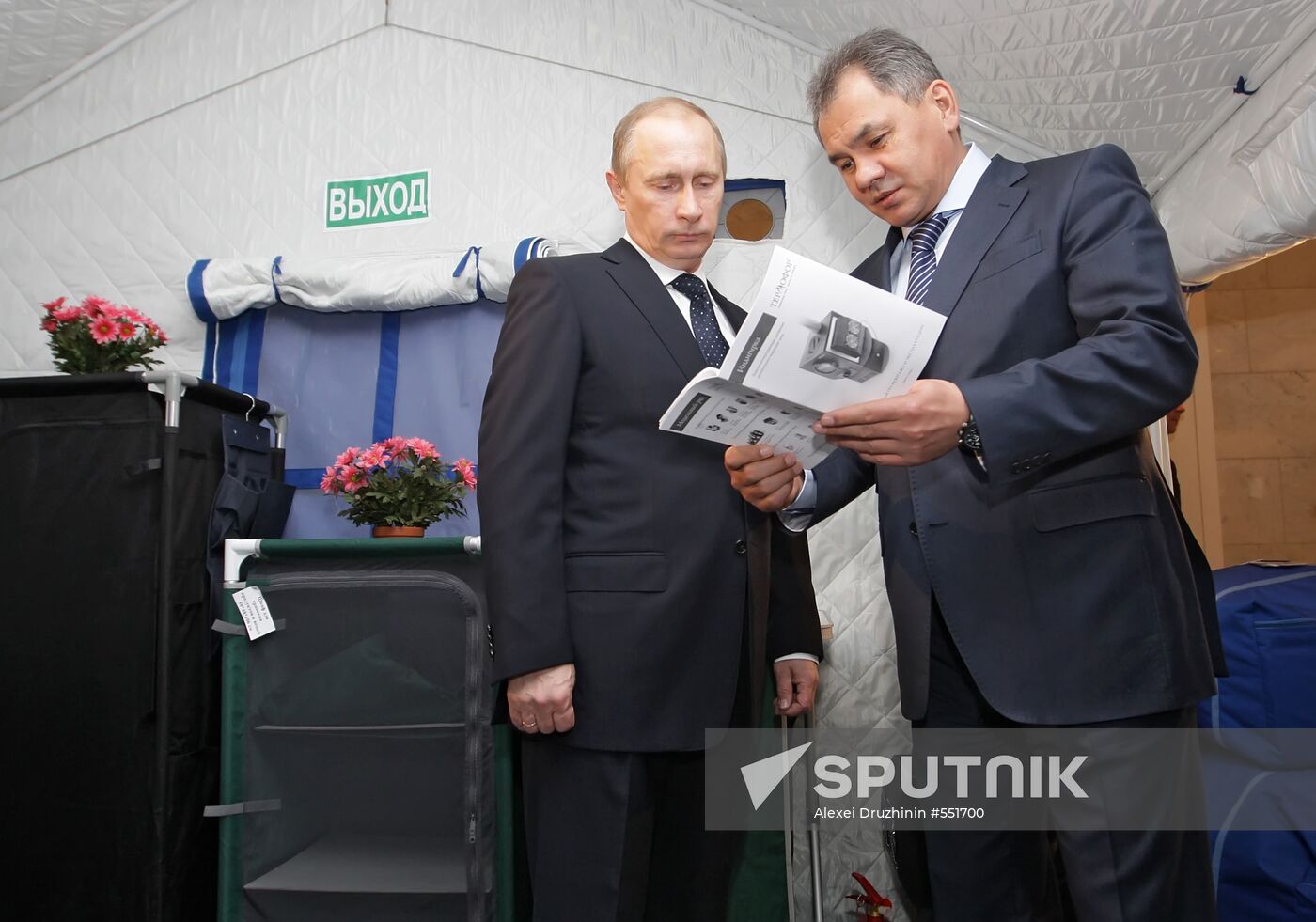 Vladimir Putin visits Emergencies Ministry