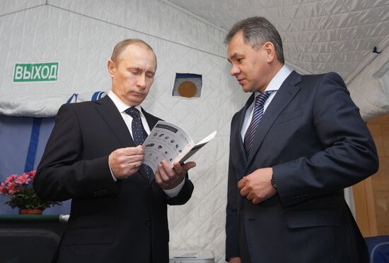 Vladimir Putin visits Emergencies Ministry