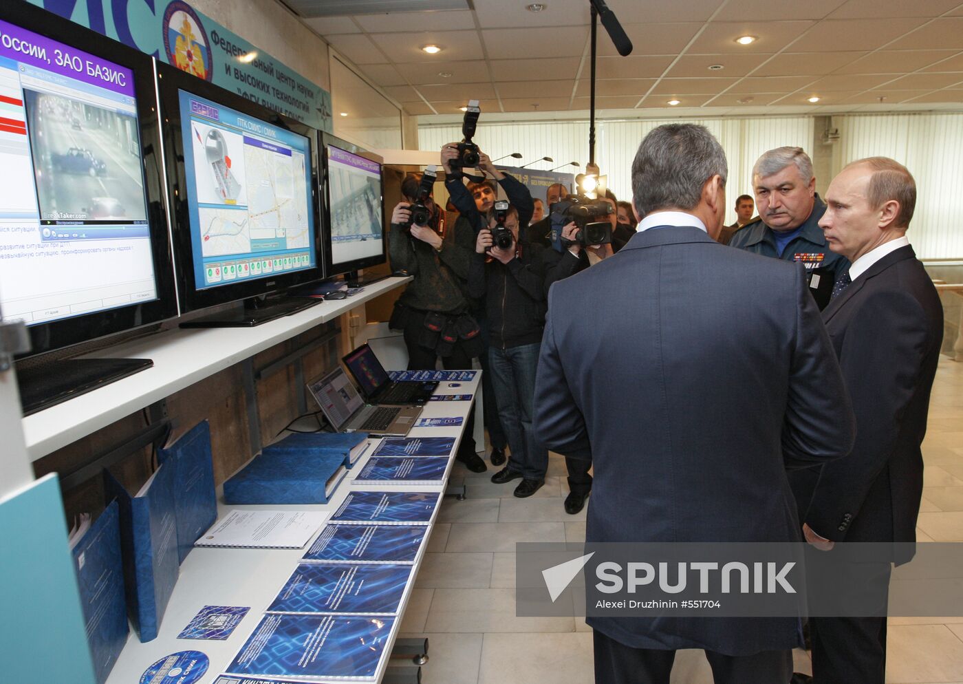 Vladimir Putin visits Emergencies Ministry