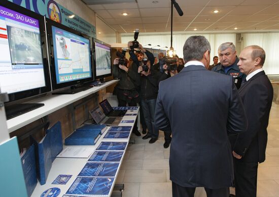 Vladimir Putin visits Emergencies Ministry