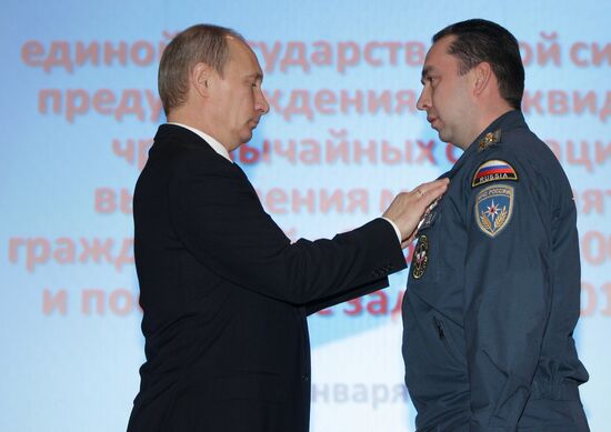 Civil Defense Ministry employees decorated by Putin